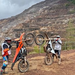 Kein Vergleich, sondern die direkte Gegenüberstellung zweier der modernsten Strombikes am internationalen Markt, wo die Unterschiede gerade für den Einsatz rund um das kommende Red Bull Erzbergrodeo kaum größer sein könnten. 