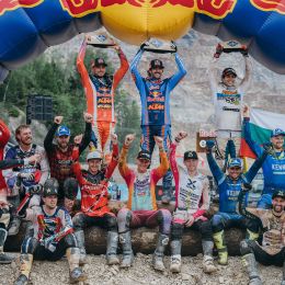 Manuel Lettenbichler (DE, KTM) gewinnt die 30ste Ausgabe des weltweit härtesten Extreme Enduro Rennens – und feiert den fünften Triumph in Folge! Trystan Hart (CAN, KTM) wird Zweiter, gefolgt von Mario Roman (ESP, Husqvarna). 
