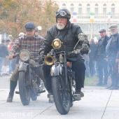 Es war wieder DER Wahnsinn! Ca. 140 Motorraddiamanten mit Teilnehmern aus Deutschland, der Schweiz, Ungarn, Holland und natürlich aus Österreich, und dazu Zuschauer, Zuschauer, Zuschauer – denen auch was geboten wurde, wie man auf den unzähligen Fotos erkennen kann.