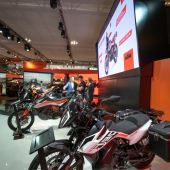 Mit der Enthüllung fünf neuer Motorräder auf der EICMA in Mailand präsentierte KTM heute sein bisher vielseitigstes, innovativstes und extremstes Modellaufgebot.
