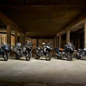 Seit Jahrzehnten ist der Boxermotor im BMW Motorrad R, RS und GS Adventure-Modelle bekannt für ausgeprägten, kraftvollen und zuverlässigen Antrieb - wenn es darum geht, auf Landstraßen dynamisch zu fahren, sportlich zu touren oder Fernreisen und Motorradabenteuer in vollen Zügen zu genießen.