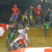 Das Starterfeld fürs Supercross Chemnitz formiert sich