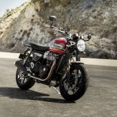 High-Performance in Nadelstreifen: Die neue TRIUMPH Speed Twin begeistert mit maximaler Zweizylinder-Power in eleganter Schale.