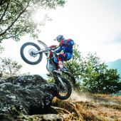Du suchst ein actiongeladenes Weihnachtsgeschenk? Mit einem Gutschein vom KTM E-CROSS CENTER MUNDERFING kannst du 2 Stunden Fahrspaß auf der KTM FREERIDE E-XC, KTM’s Elektro-Motorrad im KTM E-Cross Center in Munderfing (Oberösterreich) verschenken.
