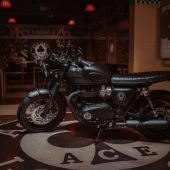Alle Fans der Bonneville T120 von TRIUMPH sollten jetzt schauen, ob sie nicht noch etwas Platz in der Garage haben: Pünktlich zum 60. Geburtstag der legendären Bonneville präsentiert die britische Traditionsmarke zwei limitierte Sondermodelle, die bestimmt nicht nur die Herzen von Motorrad-Sammlern höherschlagen lassen. Neu beim TRIUMPH-Händler sind die besonders edle – in strahlendem Perlmutt-Weiß lackierte – Diamond Edition und die in grau-schwarzem Finish anrollende Ace, die unverkennbar von der Biker-Sz