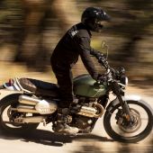 Erstmals verfügt die neue Scrambler 1200 Modellreihe über die Power des 1.200 cm³ Bonneville-Twin sowie erstklassige fahrerorientierte Technologien, ein wunderschönes modernes Custom-Design und beispiellose authentische Scrambler-Merkmale.  Als völlig neuer Maßstab für überlegene Funktionalität bietet dieses Motorrad alles, um auf der Straße und im Gelände den aufregendsten Fahrspaß aller Zeiten zu erleben.