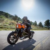Harley-Davidson präsentierte soeben auf der Consumer Electronics Show (CES) in Las Vegas die nächste Generation von Zweirädern und enthüllte weitere Details zur LiveWire. Die erste elektrisch angetriebene Harley-Davidson wird ein ebenso außergewöhnliches wie vernetztes Fahrerlebnis bieten und noch in diesem Jahr erhältlich sein.