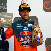 Das Motocross-Jahr ist im Gange und ein großartiger Start von Red Bull KTM mit Tony Cairoli und Jorge Prado - indem sie ihre jeweiligen MX1- und MX2-Klassen bei der Meisterschaft 2019 Internazionali D'Italia im Sand von Riola Sardo auf Sardinien gewinnen. 