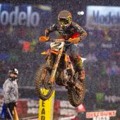 Die AMA Supercross-Meisterschaft von 2019 begann am Samstag mit ungewöhnlich matschigen Bedingungen in Anaheim, dem kalifornischen Angel Stadium.