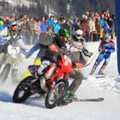 Motoren, Meisterfahrer und Menschenmassen –  das 7. Holzknecht-Skijöring in Gosau war ein riesiger Erfolg: Skijöring mit Motorunterstützung im Gosauer Winterwunderland 