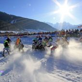 Motocrossfahrer im Schneeloch Oberösterreichs.