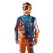 Die KINI Red Bull Competition Jacket, eine hochwertige Offroad-Jacke aus wasserabweisendem und atmungsaktivem Material – die Rallye-Jacke unseres Dakar-Champions 2018, Matthias Walkner, von ihm mitentwickelt und getestet!