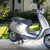 Die innovativste Vespa aller Zeiten ist ab sofort bei 37 ausgewählten Händlern in Österreich erhältlich: Die Vespa Elettrica verfügt über mehr Leistung als Mopeds mit Verbrennungsmotor und hat einen Aktionsradius von 100 Kilometern pro Akku-Ladung. 