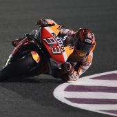 Mit einer Fabelzeit setzt sich Honda-Pilot Marc Marquez am ersten MotoGP-Trainingstag in Katar an die Spitze – Vinales Zweiter, Rossi deutlich abgeschlagen.