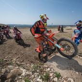 Offroad-Fahren wie die Profis: Die MOTOREX Dirt Mania macht’s möglich. Nach dem großen Premierenerfolg im vergangenen Jahr geht die Veranstaltung 2019 in die zweite Runde. Am 4. und 5. Mai haben insgesamt rund 60 Teilnehmer die Gelegenheit, ihr Fahrkönnen unter Anleitung erfahrener Enduro-Asse auf dem „Ultraterrain“ Offroad-Gelände im deutschen Geisingen zu vertiefen.