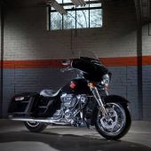 Die neue Electra Glide Standard (FLHT) bietet ein ursprüngliches Reiseerlebnis, das ganz in der langen Tradition der Touring Motorräder von Harley-Davidson steht.