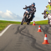 Kaufe bei einem österreichischen Händler Deines Vertrauens einen Satz Continental-Motorrad- oder Scooterreifen inkl. Montage und sichere Dir Deine Gewinnchance auf eines von 45 Motorrad Warm Up Trainings der ÖAMTC Fahrtechnik.
