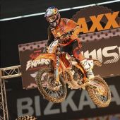 Cody Webb von Red Bull KTM Factory Racing hat die dramatische Finalrunde der FIM SuperEnduro-Weltmeisterschaft 2019 im spanischen Bilbao gewonnen. Teamkollege Taddy Blazusiak holte den dritten Gesamtrang, nur zwei Punkte hinter dem Zweitplatzierten.