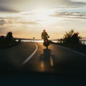 Der Frühling ist da und die warmen Sonnenstrahlen wecken die Lust auf ausgiebige Motorradtouren. Viele Biker können davon gar nicht genug bekommen und entscheiden sich nicht mehr nur für einen Wochenendausflug auf Achse, sondern dehnen die Motorradtour zu einem kleinen Urlaub aus. So rücken auch weiter entfernte Ziele plötzlich in greifbare Nähe. Raus aus der Routine, rein in neue Kurven.   