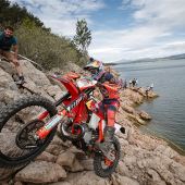 Die Red Bull KTM Factory Racing Fahrer Jonny Walker und Taddy Blazusiak haben eine harte vierte Runde der World Enduro Super Series - Hixpania Hard Enduro - erfolgreich abgeschlossen und belegten die Plätze sechs und sieben.