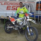 Beim ACC Lauf in Hochneukirchen konnte Matthias auch gleich sein erstes Rennen auf Bridgestone gewinnen. Der Battlecross E50 ist das Ergebnis jahrelanger Off-Road-Entwicklung. Er ist für die Straße homologiert und kann daher in allen Enduro- Wettbewerben verwendet werden.