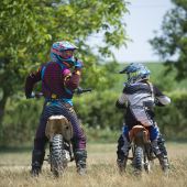 Schluss mit Langeweile, der ultimative Kick für junge & ältere Motocross-Fans, Anfänger und Fortgeschrittene. Brettere mit einem Leihbike durchs Gelände und gehe an dein Limit.