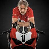 Die Panigale V4 25° Anniversario 916 wird in Anwesenheit von "King" Carl Fogarty, dem viermaligen Gewinner der Superbike-Weltmeisterschaft mit Ducati in den 90er Jahren, enthüllt.