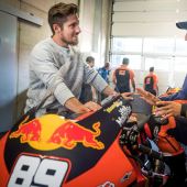 Das gibt's nur einmal, das kommt (wahrscheinlich) nie wieder! Ski-Star Marcel Hirscher gibt am Red Bull Ring auf einer KTM RC 16 Werksmaschine (knapp 300 PS!!) sein MotoGP-Debüt. 