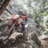 Die Red Bull KTM Factory Racing Fahrer Taddy Blazusiak und Jonny Walker haben die fünfte Runde der World Enduro Super Series - Red Bull Romaniacs - erfolgreich auf den Plätzen vier und fünf beendet. 