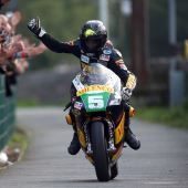 Nach zweijähriger Abwesenheit erzielte Bruce Anstey einen der beliebtesten Siege in der Geschichte des Mountain Course Race beim Dunlop Lightweight Classic TT Race, dem zweiten Rennen der Classic TT Races 2019, das von Bennetts präsentiert wurde.