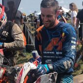 Nun steht fest: Dieter Rudolf hat bei seinem Crash auf der zweiten der vier harten Offroad Etappen einen Bruch des Schulterdachs erlitten.