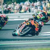 Pol Espargaro von Red Bull KTM fuhr heute auf einem sonnigen Silverstone Circuit auf Platz 9 und erzielte damit sein bestes Ergebnis seit dem Gran Premi de Catalunya und nach einer spannenden letzten MotoGP-Episode, die mit 0,013 Sekunden entschieden wurde.