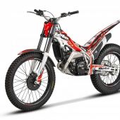 Beginnend mit umfangreichen Entwicklungs- und technischen Verfeinerungsarbeiten, welche die Beta-Ingenieure im vergangenen Jahr an ihrem toskanischen Standort durchgeführt haben und die zur Produktion eines Motors führten, der noch bessere Leistung und Zuverlässigkeit bietet, stellt der neue Evo My 2020 eine weitere Evolution dar - insbesondere in Bezug auf Design und Ergonomie.