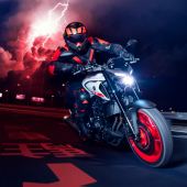 Die MT-03 nimmt das Styling der größeren Yamaha Hyper-Naked-Modelle auf, entwickelt aber daraus einen mehr denn je MT-typischen aggressiven neuen Look.