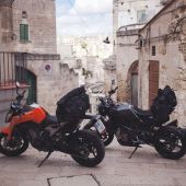 KTM 790 und Husqvarna 701 Ankunft Matera