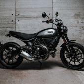 Ducati bereichert die Scrambler 800 Familie und stellt auf der EICMA 2019 eine neue Einstiegsversion namens Icon Dark vor. 