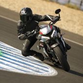 Der leistungsstarke 765ccm-Dreifachmotor, jetzt Euro 5 konform, gehört zu den herausragenden Merkmalen des neuen Triumph Street Triple.