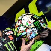 Der Heim-Grand-Prix ist für Valentino Rossi immer die Gelegenheit, Helme mit brandneuen Farben und Designs zu präsentieren, die er traditionsgemäß mit seinem Freund und Künstler Aldo Drudi kreiert. 