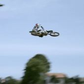 Röhrende Motoren und Freestyle Motocross: Das gehört eigentlich fest zusammen. Nicht so bei Mat Rebeaud. Begleite ihn auf seinem Elektro-MX Bike in seiner Heimat nahe Gruyères – Kühe inklusive.