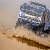 Andrey Karginovs Serie von vier Etappensiegen ging in der Truck-Kategorie zu Ende, Sainz gewinnt auf der Etappe 10 die Kontrolle zurück.