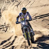 Pablo Quintanilla und Andrew Short von Rockstar Energy Husqvarna Factory Racing haben die lange erste Etappe in Saudi-Arabien erfolgreich unter den Top 10 absolviert. 