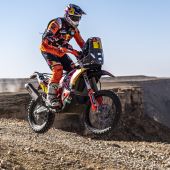 Nachdem die achte Etappe der Rallye im Gedenken an Paulo Goncalves abgesagt wurde, kehrte die Motorradklasse am frühen Morgen mit der 886 Kilometer langen neunten Etappe von Wadi Al Dawasir nach Haradh wieder in Aktion.