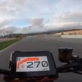 Chris Fillmore testet die neue KTM 1290 SUPER DUKE R und ist sichtlich begeistert.