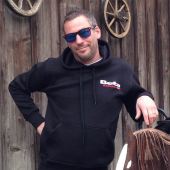 Reifen, Mousse, Wäsche oder Ersatzteile - Norbert Hippmann versorgt seine Kundschaft unter Einhaltung aller Corona-Auflagen.