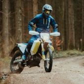 Die Husqvarna 701 Enduro LR garantiert sportliches Fahrverhalten auf lange Distanzen.