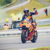 Begleitet KTM Factory Racing auf dem Weg in die Motorrad-Königsklasse hautnah - in der neuen Video-Serie "KTM - Ride to Survive"
