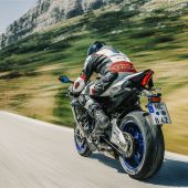 Der Battlax Hypersport S22 beeindruckt mit seiner Performance auf nasser Fahrbahn
