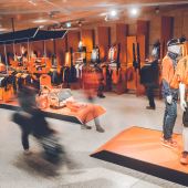 Es gibt ausgewählte Artikel für dich zu bestellen und diese können dann direkt beim Eingang der KTM Motohall abgeholt werden.