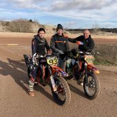 Schruf Motorrad stellte zwei modifizierte KTM 450ccm Flattrack Bikes zur Verfügung, um vor dem zum Showrun Austria Talentcup am 19.12. die Strecke kennenzulernen.