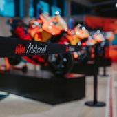 Motorsport-Begeisterte können hier die Originalbikes von der Rennstrecke aus der Nähe bewundern und alles rund um KTM´s MotoGP™  erfahren.